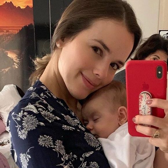Thaeme comemora 3º mês de vida da filha, Liz, com foto fofa: 'Amor mais puro'