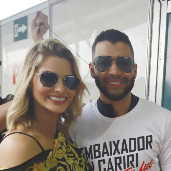 Andressa Suita posa com Gusttavo Lima após o show do cantor no Ceará