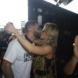 Andressa Suita e Gusttavo Lima se beijam após show do cantor