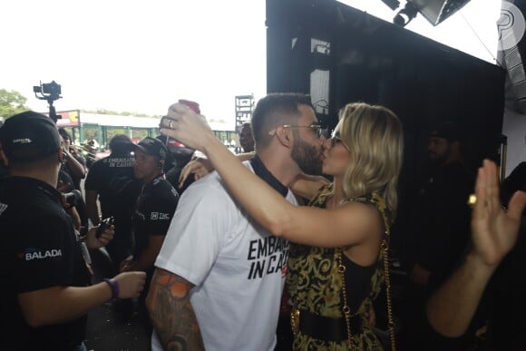 Andressa Suita e Gusttavo Lima se beijam após show do cantor