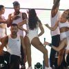 Anitta agita fãs ao coreografar o hit 'Movimento da Sanfonia'