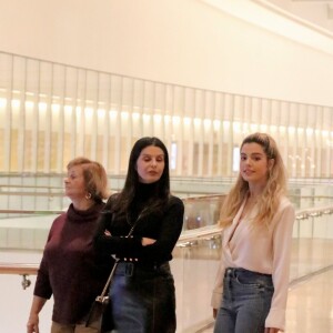 Giovanna Lancellotti assistiu 'O Rei Leão' ao lado da mãe e da avó no shopping Village Mall, na Barra da Tijuca