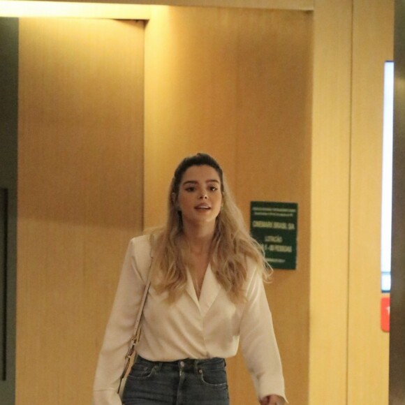 Giovanna Lancellotti apostou numa blusa de manga branca com decote para dentro da calça jeans skinny com bainha dobrada