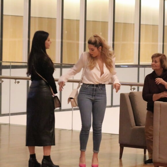 Giovanna Lancellotti e mãe, Giuliana, apostaram em looks estilosos para assistirem 'O Rei Leão'