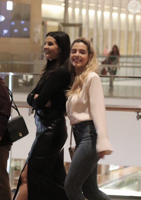 Giovanna Lancellotti esbanjou sorrisos para os paparazzis no Village Mall, na Barra da Tijuca