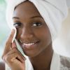 Usar água micelar pode otimizar seu tempo na remoção da maquiagem ao chegar da balada