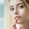 Dormir de maquiagem pode causar entupimento dos poros e oleosidade excessiva na pele do rosto