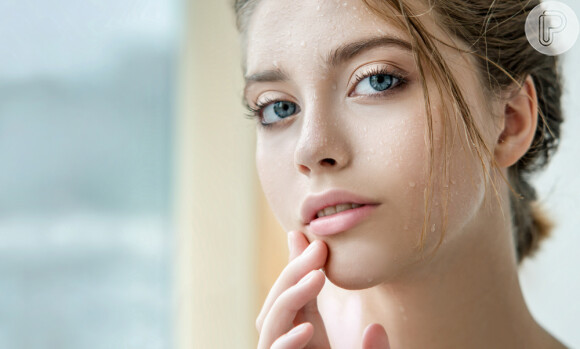 Dormir de maquiagem pode causar entupimento dos poros e oleosidade excessiva na pele do rosto