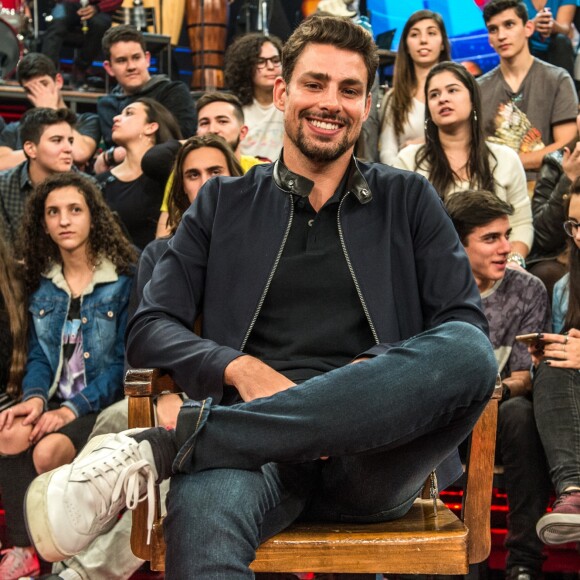 Cauã Reymond está curtindo viagem com mulher e a filha