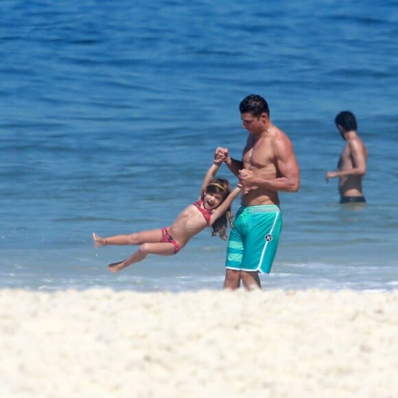 Cauã Reymond aproveitou as férias escolares da filha e viajou com Sofia