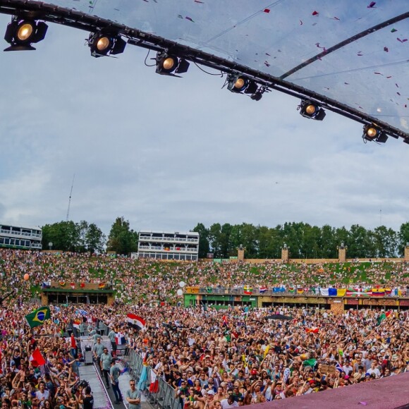 Alok e Romana Novais anunciaram gravidez do 1º filho no festival Tomorrowland