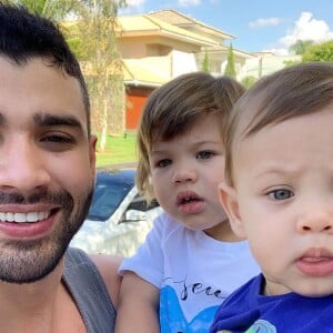 Filho de Gusttavo Lima e Andressa Suita, Samuel se lambuzou com bolo ao comemorar 1 ano