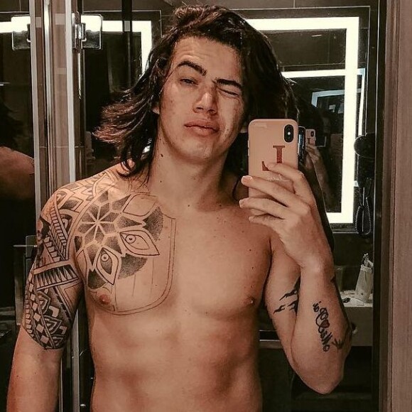 Whindersson Nunes pediu ajuda para seguidores ao ficar com fome em aeroporto e sem dinheiro