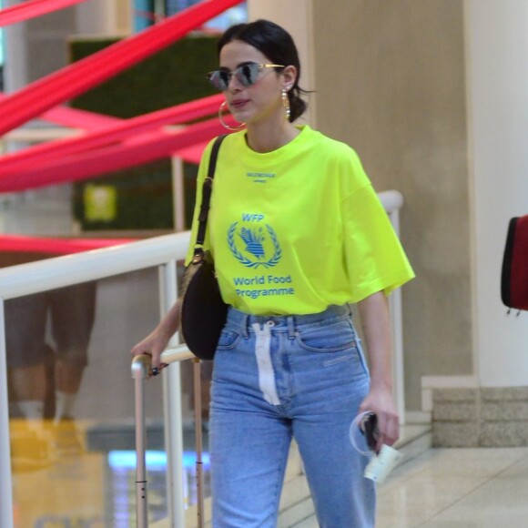 Bruna Marquezine apostou na peça combinada com t-shirt neon e salto para um aerolook