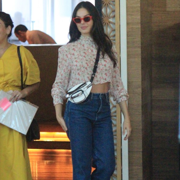 Um modelo mais larguinho foi a escolha de Isis Valverde, que combinou a peça com sandália rasteira, top cropped e pochete