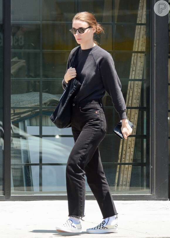 Rooney Mara está básica e cool com black jeans, moletom e tênis Vans quadriculado