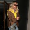 Rita Ora apostou no blazer com camisa e scarpins