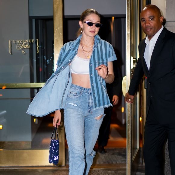Jeans total no look de Gigi Hadid, que nem por isso é menos sexy ou fashionista