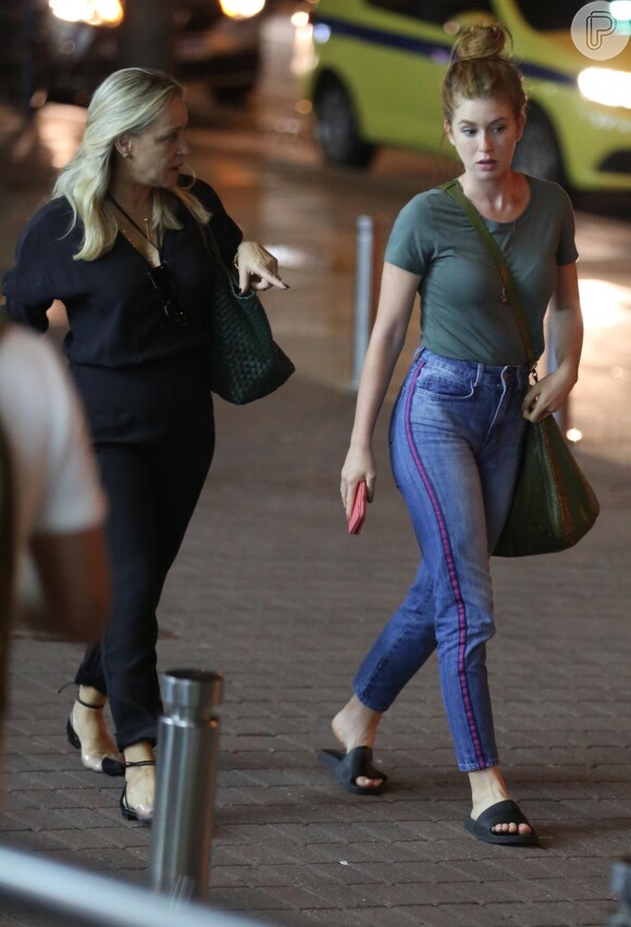 Marina Ruy Barbosa foi vista passeando com a mãe, Gioconda, em um shopping do RJ