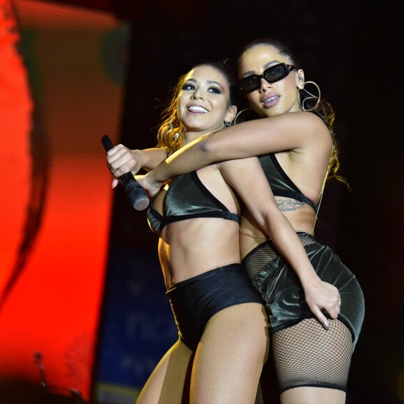 Anitta sensualizou durante coreografia de 'Sin Miedo'