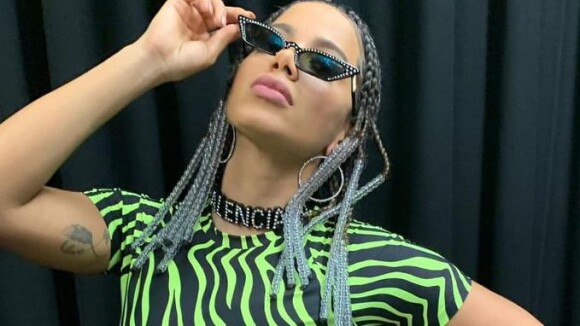 Anitta aposta em look neon e visual com tranças para show no Tomorrowland