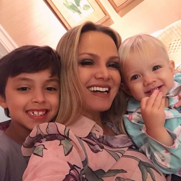 Eliana entregou personalidade do filho, Arthur: 'Ele é muito curioso e sempre faço vídeos e mando para ele entender onde estou. O Arthur viaja um pouco comigo através das informações que recebe'