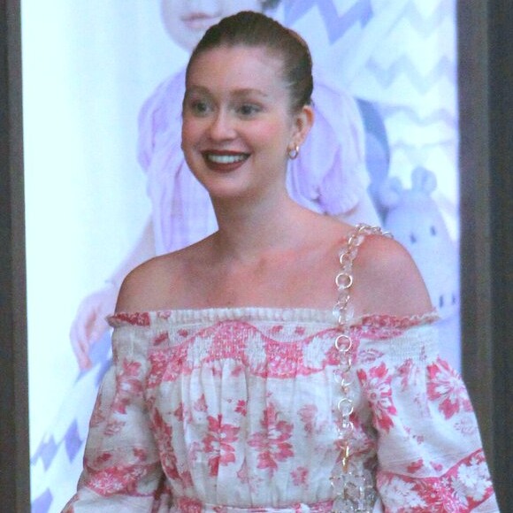 Marina Ruy Barbosa reaparece com cabelo ruivo natural em dia de compras