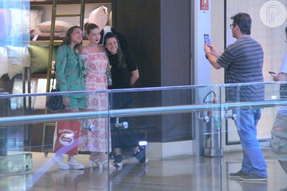 Marina Ruy Barbosa atende fãs e distribui selfies em passeio no shopping