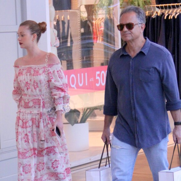 Marina Ruy Barbosa e os pais foram às compras nas lojas de decoração de luxo Orange Blue Home e Trousseau 
