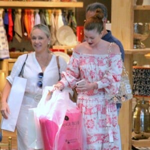 Marina Ruy Barbosa é fotografada em dia de compras com os pais no shopping Village Mall, na Barra da Tijuca, zona oeste do Rio de Janeiro, nesta segunda-feira, 29 de julho de 2019