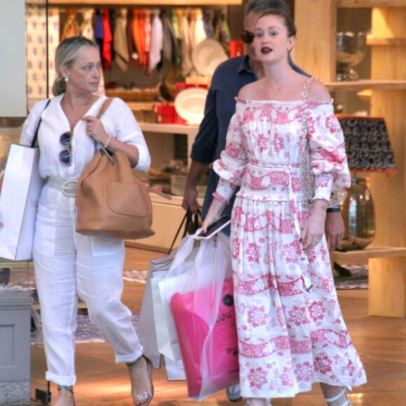 Marina Ruy Barbosa apostou em vestido longo ombro a ombro estampado e tamanco de tiras branco para ir às compras