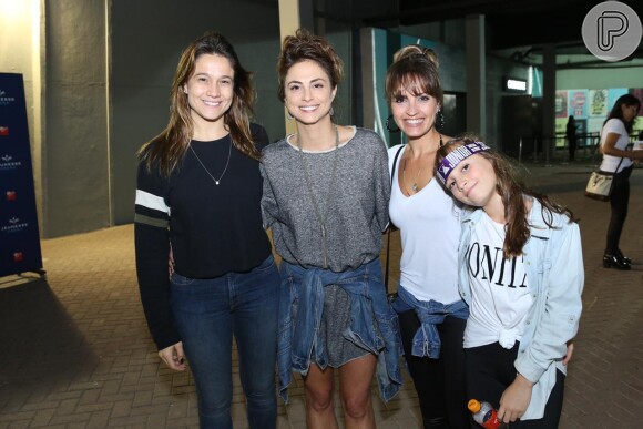 Fernanda Gentil também foi ao show acompanhada da prima e a filha dela