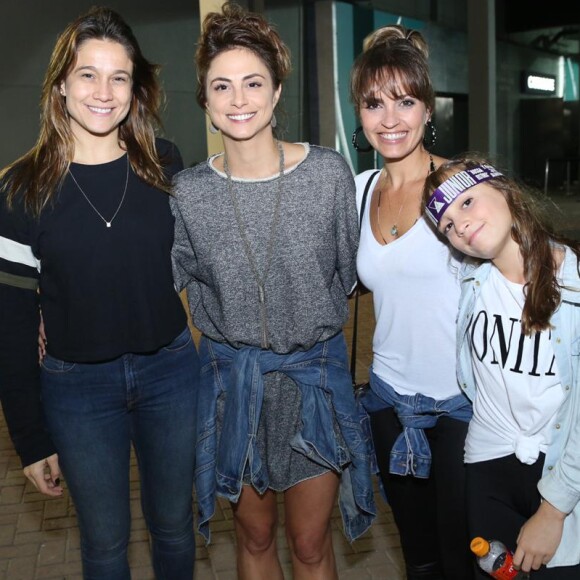 Fernanda Gentil também foi ao show acompanhada da prima e a filha dela