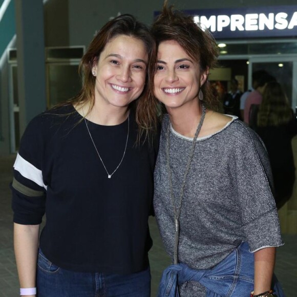 Fernanda Gentil não escondeu sua animação para ver Sandy e Junior no palco