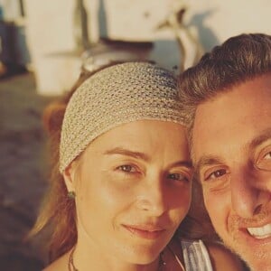 Angélica e Luciano Huck posam juntos durante viagem em família