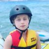 Benício volta ao mar na Grécia após acidente praticando wakeboard