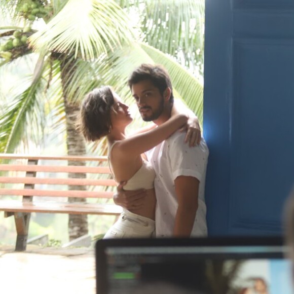 Agatha Moreira e Rodrigo Simas fotografam em clima de romance para a marca Oppnus Jeans