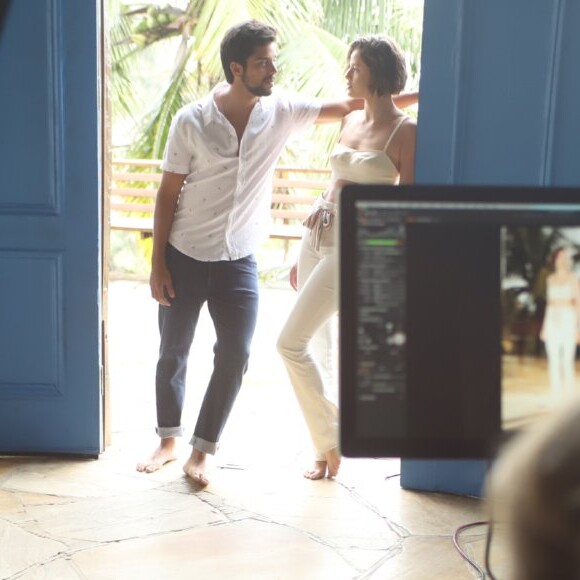 Agatha Moreira e Rodrigo Simas fotografam em clima de romance para a marca Oppnus Jeans, no Joá, Rio de Janeiro