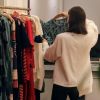 Camila Queiroz analisa peças de roupas de loja na arara