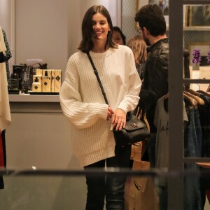 Camila Queiroz aposta em casaco de tricô, calça e botas para ir às compras