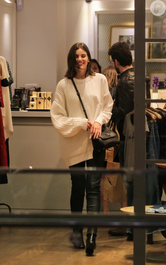 Camila Queiroz aposta em casaco de tricô, calça e botas para ir às compras