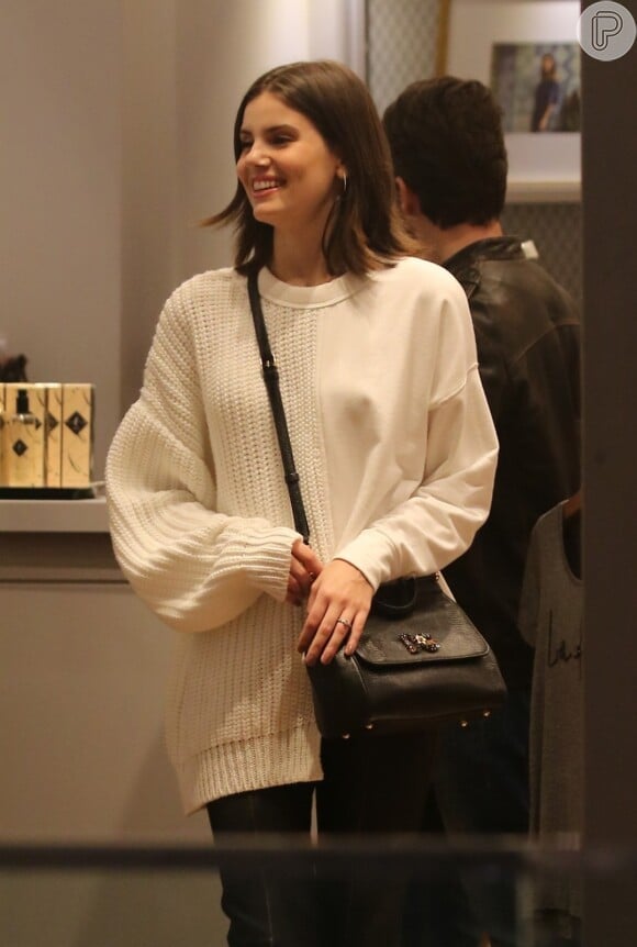 Camila Queiroz vai às compras com bolsa da marca Dolce & Gabbana