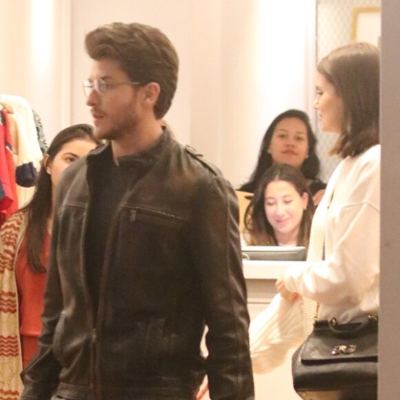 Camila Queiroz e Klebber Toledo vão as compras no shopping Village Mall na Barra da Tijuca, nesta segunda-feira, 05 de agosto de 2019