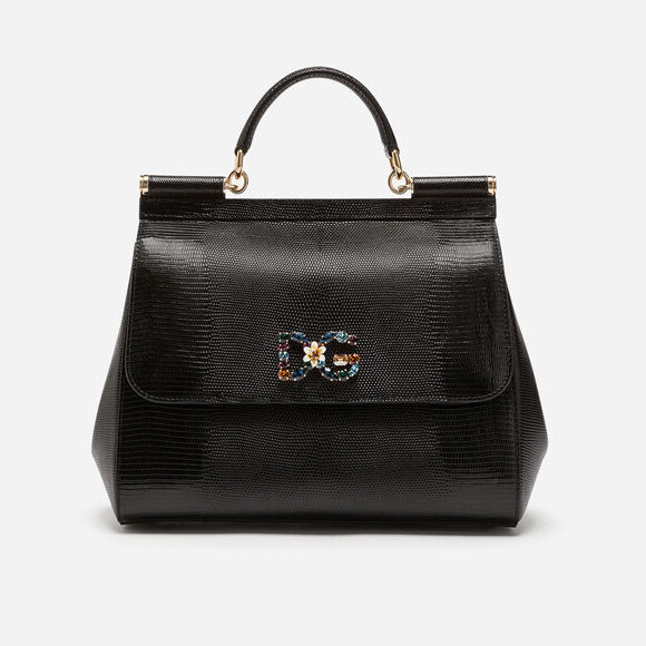 Bolsa usada por Camila Queiroz da grife Dolce & Gabbana é de couro de iguana e embelezada por um patch logótipo frontal com cristais multicoloridos