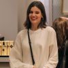 Camila Queiroz aposta em look comfy para ir às compras com Klebber Toledo