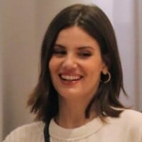 Casaco tricô e bolsa D&G: Camila Queiroz aposta em look comfy ao ir às compras