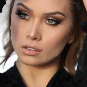 Flavia Pavanelli posta foto com maquiagem durante tratamento de acnes