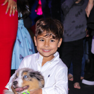Simone e Kaká Diniz presentearam Henry com um pet no aniversário dele de 5 anos