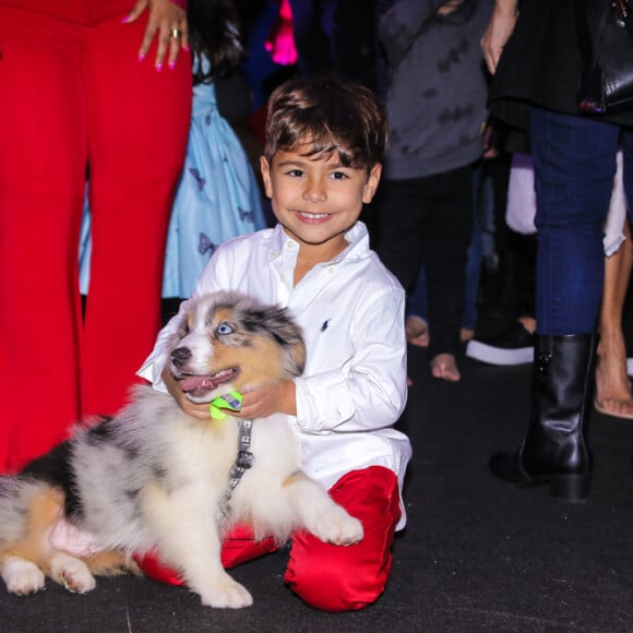 Simone e Kaká Diniz presentearam Henry com um pet no aniversário dele de 5 anos