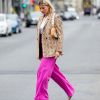 Inspiração de tendências para o verão: pantalona em rosa neon no look com direito a snake print e bolsa baguete